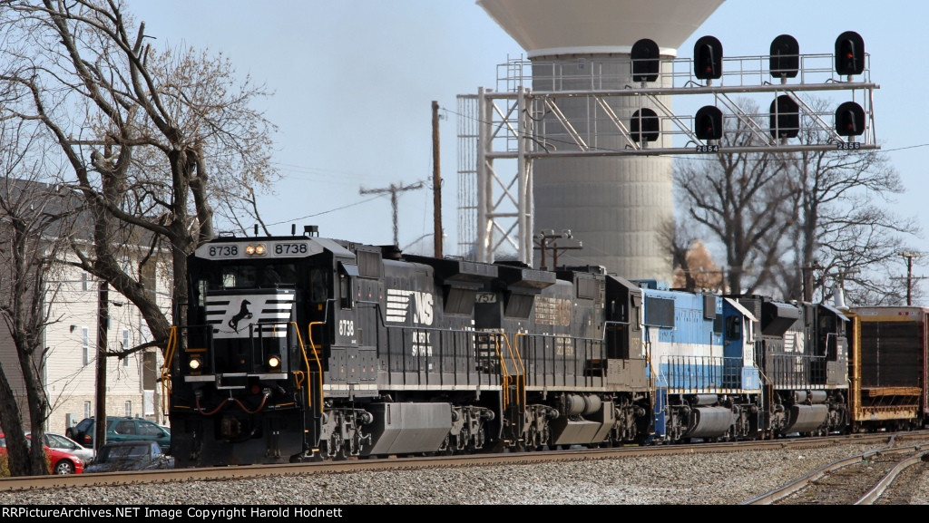 Freshly repainted NS 8738 leads train 11R past the signals at Aycock